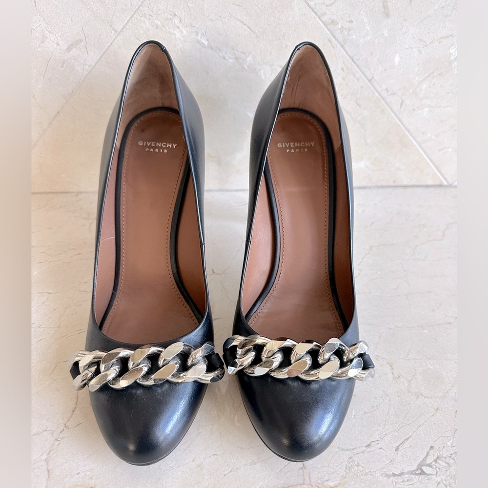 Givenchy black leather round toe pumps